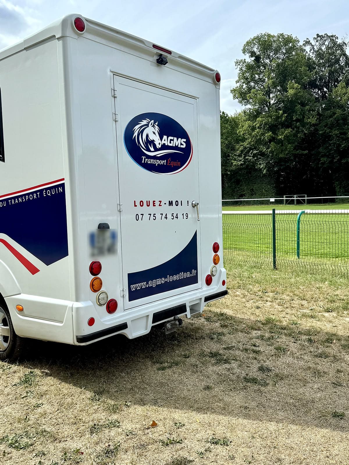 Porte arrière du camion AGMS avec numéro de contact